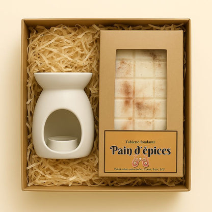 Fondant Parfumé Tablette Pain d'Épices, le fondant est présenté dans un coffret-cadeau avec un brûle parfum. Sur fond beige clair.