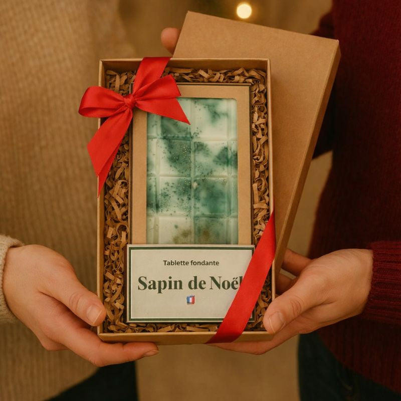 Fondant Parfumé Tablette Sapin de Noël, deux personne tiennent le fondant parfumé dans leurs mains pour se l'offrir. Ambiance festive.
