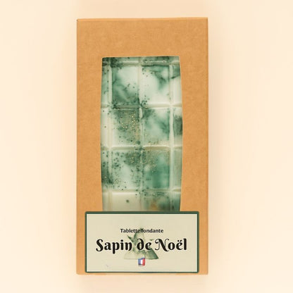 Fondant Parfumé Tablette Sapin de Noël, de couleur verte et dans sa boîte de présentation, sur fond beige clair.