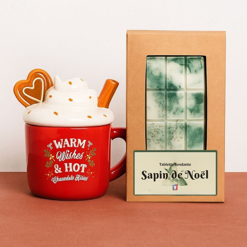 Fondant Parfumé Tablette Sapin de Noël, disposée à côté d'un brûleur de Noël et posée sur une table en bois.