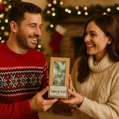 Fondant Parfumé Tablette Sapin de Noël, deux personne tiennent le fondant parfumé dans leurs mains pour se l'offrir. Ambiance festive.