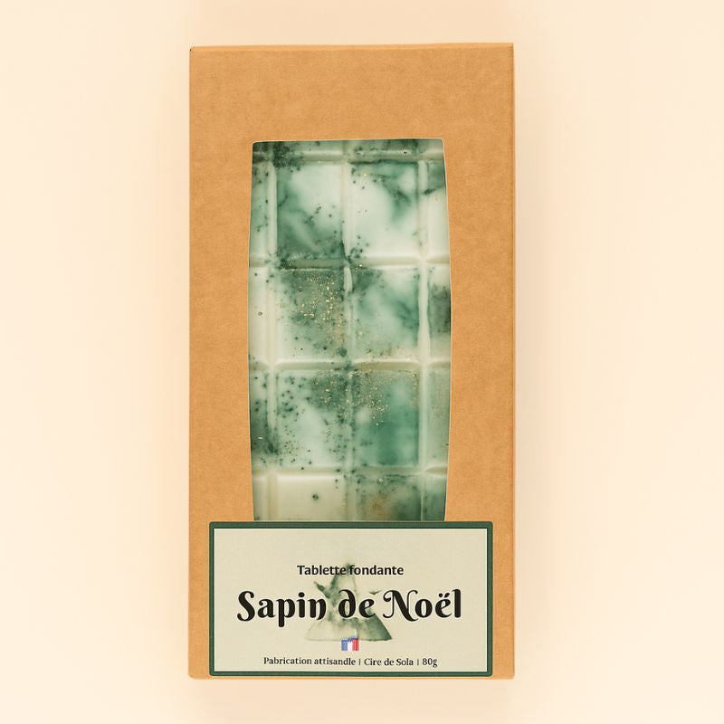 Fondant Parfumé Tablette Sapin de Noël, de couleur verte et dans sa boîte de présentation, sur fond beige clair.