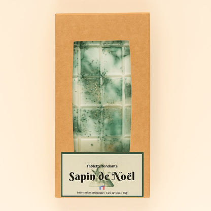 Fondant Parfumé Tablette Sapin de Noël, de couleur verte et dans sa boîte de présentation, sur fond beige clair.