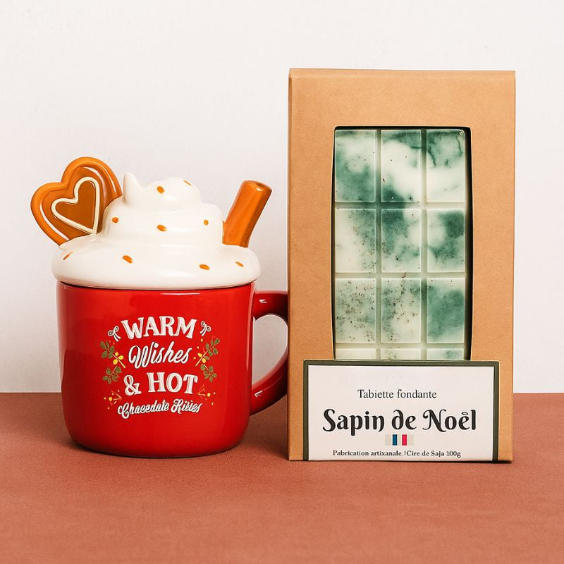 Fondant Parfumé Tablette Sapin de Noël, disposée à côté d'un brûleur de Noël et posée sur une table en bois.