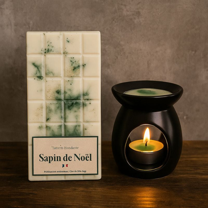 Fondant Parfumé Tablette Sapin de Noël, la tablette est posée à côté d'un brûleur qui est allumé et il y a du fondant à l’intérieur du brûleur. Ambiance vintage.