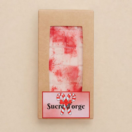 Fondant Parfumé Tablette Sucre d'Orge, de couleur rose dans sa boite de présentation et sur fond beige clair.