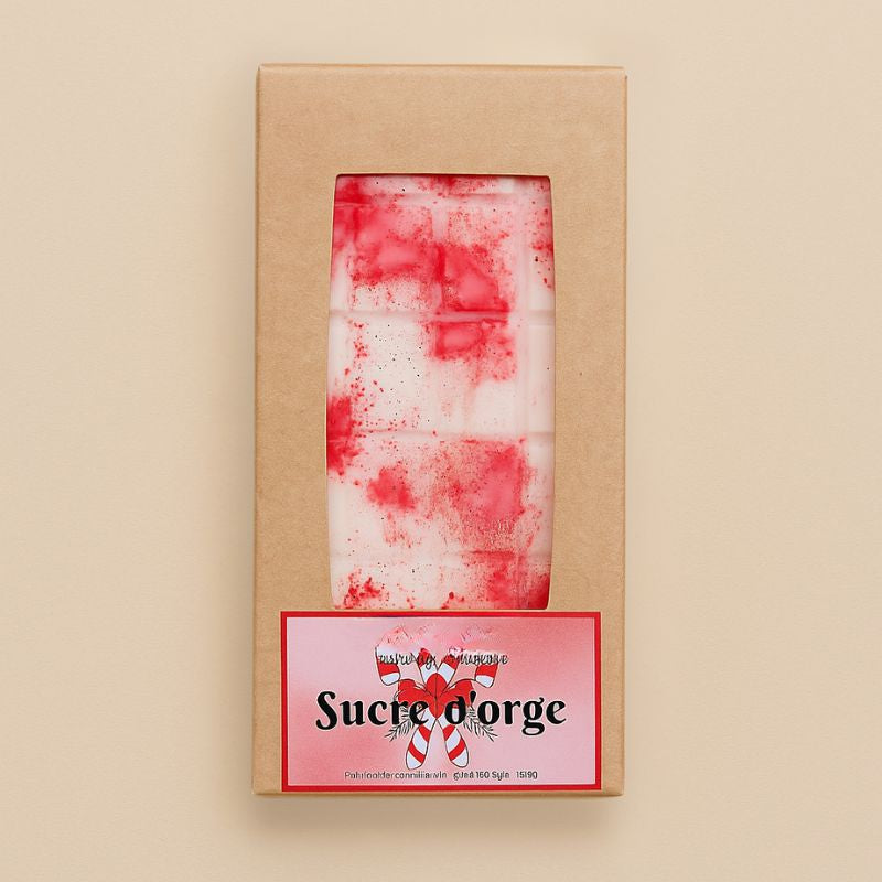 Fondant Parfumé Tablette Sucre d'Orge, de couleur rose dans sa boite de présentation et sur fond beige clair.