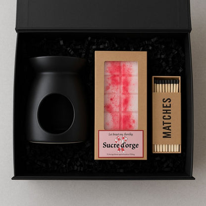 Fondant Parfumé Tablette Sucre d'Orge, en simulation dans un coffret-cadeau noir, avec un brûleur et des allumettes. Sur fond gris.