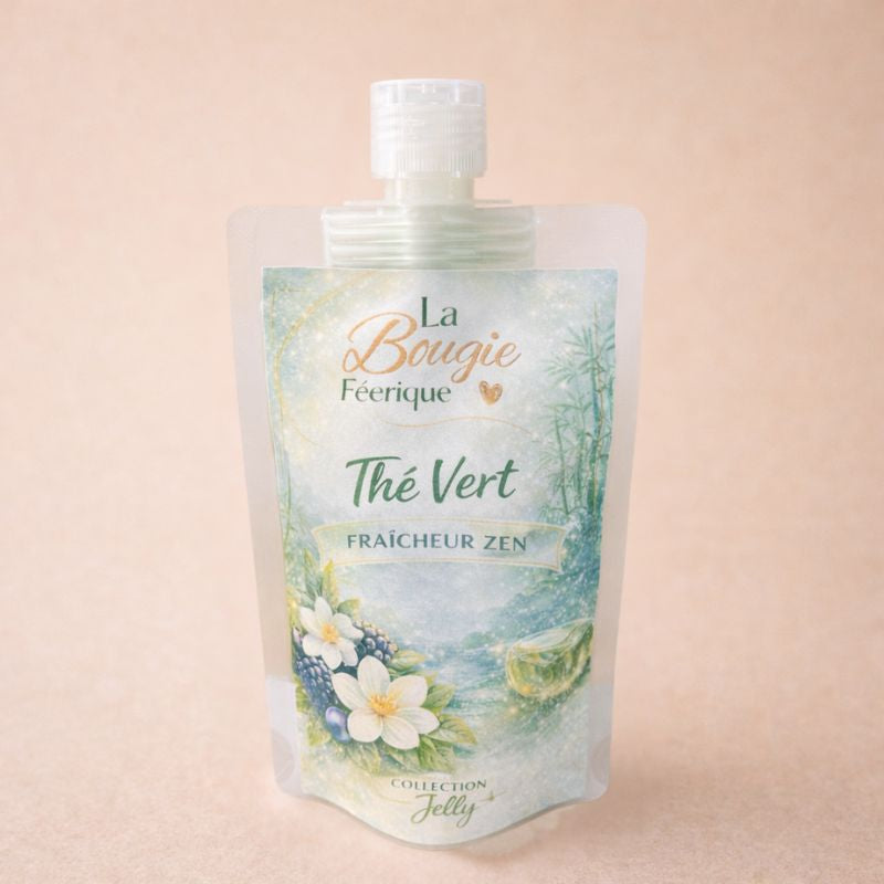 Fondant Parfumé Thé Vert, dans une gourde, le gel est de couleur vert et sur fond beige clair.