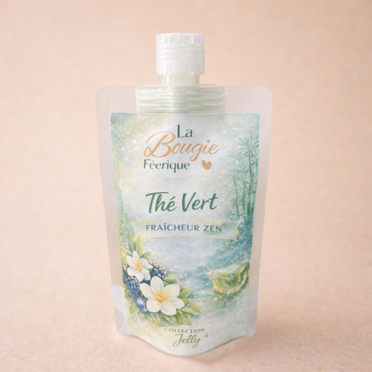 Fondant Parfumé Thé Vert, dans une gourde, le gel est de couleur vert et sur fond beige clair.