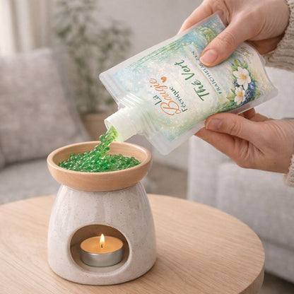 Fondant Parfumé Thé Vert en gourde versé dans un brûle parfum, gel vert en diffusion. Ambaince chaleureuse.
