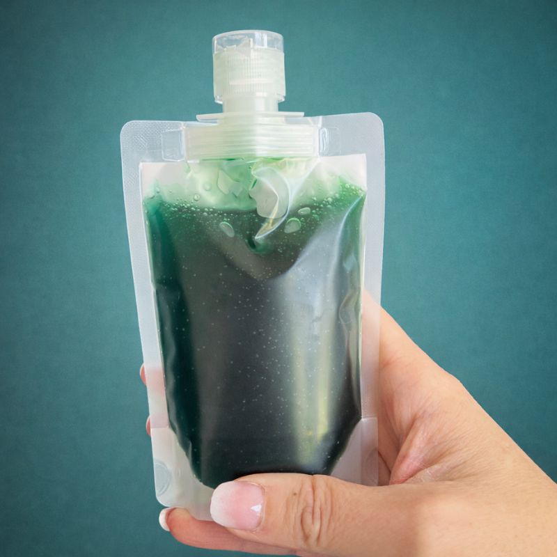 Fondant Parfumé Thé Vert gel vert gourde texture visible produit en main fond minimaliste.