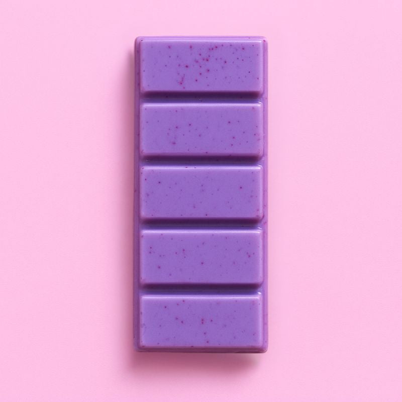 Fondant Parfumé Vin Chaud Gourmand, de couleur violette et avec des paillettes, en forme de tablette, parfum vin chaud et sur fond rose pâle.
