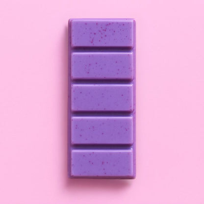 Fondant Parfumé Vin Chaud Gourmand, de couleur violette et avec des paillettes, en forme de tablette, parfum vin chaud et sur fond rose pâle.
