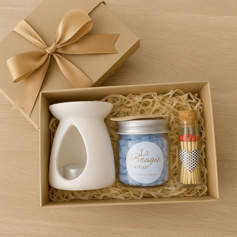 Idée Cadeau, voici un coffret cadeau chic avec un bruleur, un fondant parfumé et des allumettes. Ambiance festive. Fond beige.