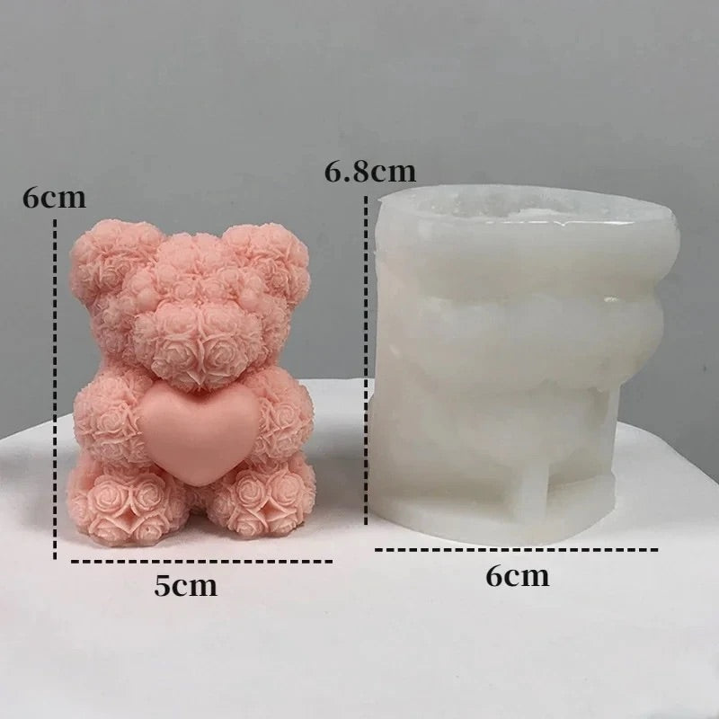 Moule Silicone Design Ourson Craquant, sa bougie en démonstration, avec ses dimensions et sur fond blanc.