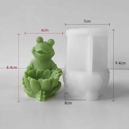 Moule Silicone Grenouille Amusante, avec ses dimensions et sa bougie de présentation.