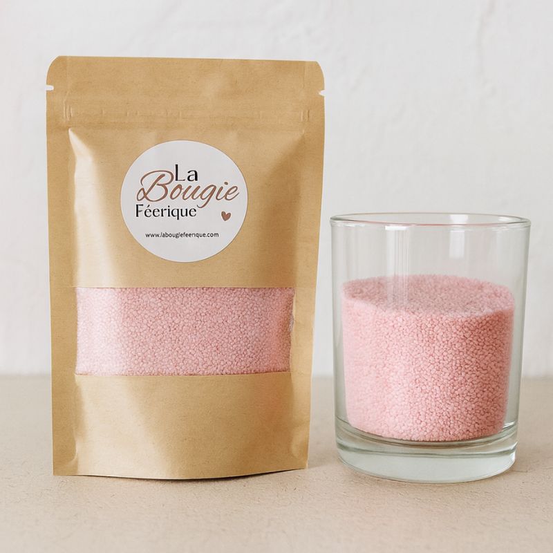 Perles de Cire Décorative pour Bougie, de couleur rose, avec son contenant transparent où il y a de la cire perle en démonstration. Fond gris clair