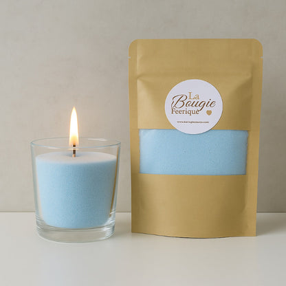 Perles de Cire Décorative pour Bougie, de couleur bleue, avec son contenant transparent où il y a de la cire perle en démonstration. Fond beige.