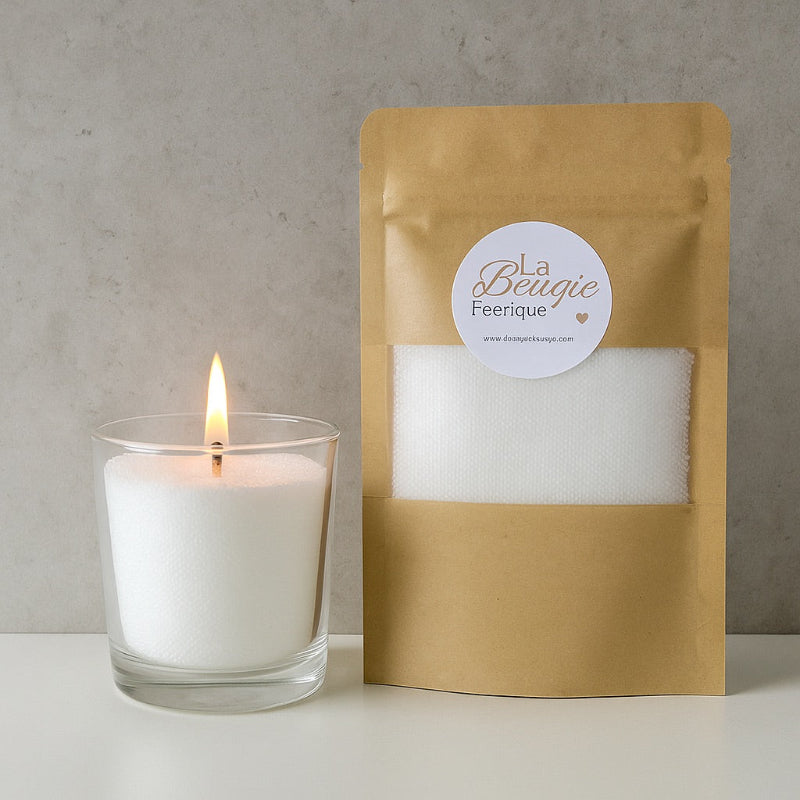 Perles de Cire Décorative DIY, de couleur blanche et avec un contenant avec la cire perle à l’intérieur. Sur fond gris clair.