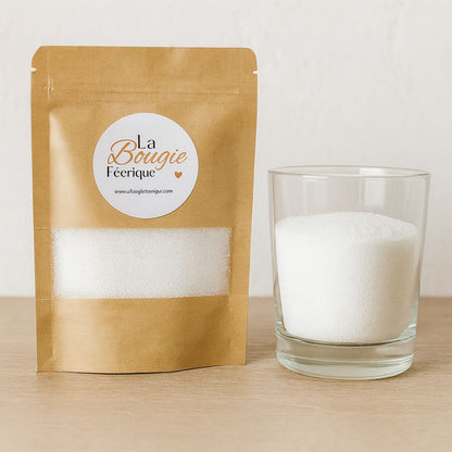 Recharge Bougie Cire Perle, de couleur blanche, avec son contenant transparent où il y a de la cire perle en démonstration. Fond gris clair