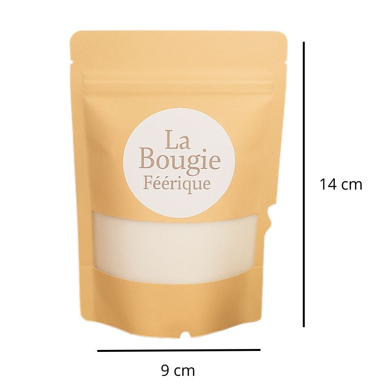 Recharge Bougie Cire Perle, avec ses dimensions et la cire perle de couleur blanche. Fond blanc.