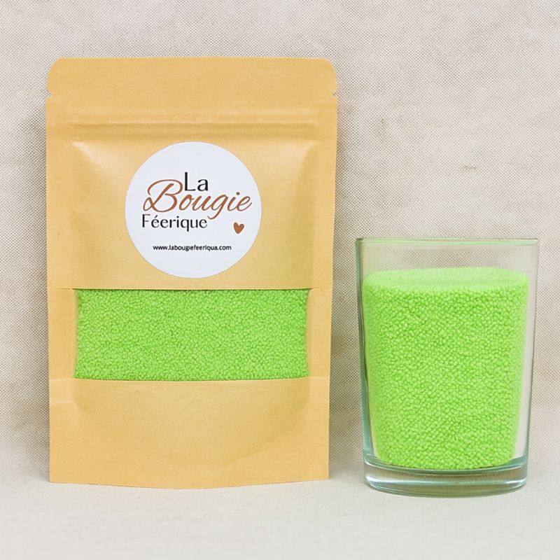 Recharge Bougie Cire Perle, de couleur verte, avec son contenant transparent où il y a de la cire perle en démonstration. Fond gris.