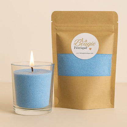 Recharge Bougie Cire Perle XL, de couleur bleue, avec un contenant en verre où on peut y voir la cire perle. Sur fond beige clair.