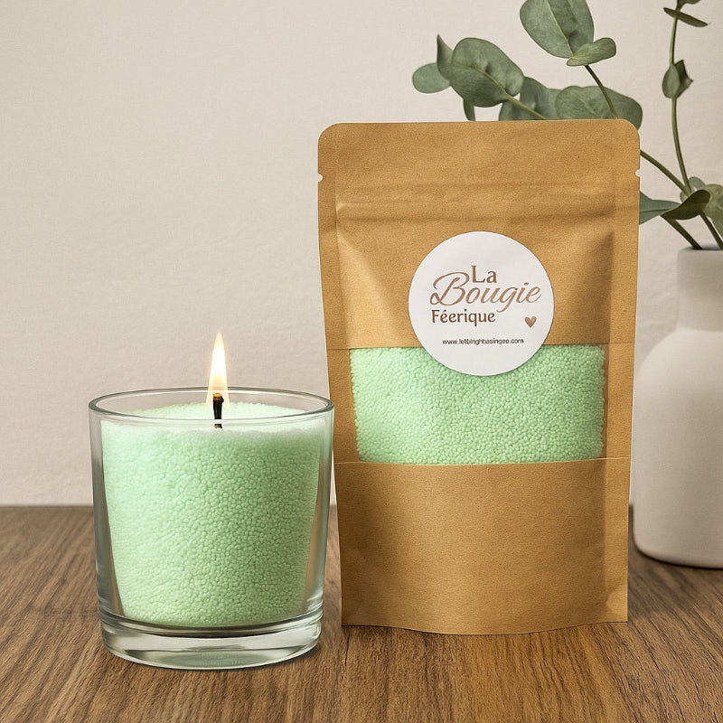 Recharge Bougie Cire Perle XL, de couleur verte avec un contenant en verre où on y voit la cire perle. Ambiance zen.