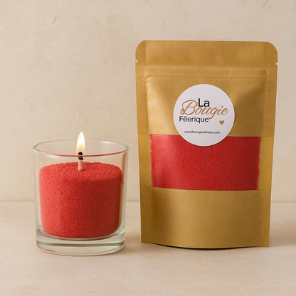 Recharge Bougie Cire Perle XL, de couleur rouge, avec son contenant transparent. Sur fond gris clair.