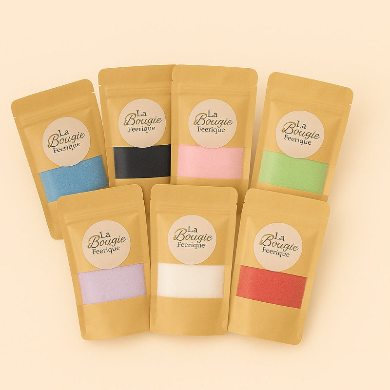 Recharge Bougie Cire Perle XL, toutes les couleurs sont représentées, bleu, noir, rose, vert, violet, blanc et rouge. Sur fond beige clair.