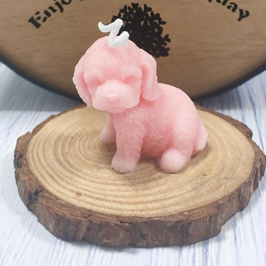 Bougie Décorative Animal Chiot, disposée sur un plateau en bois et posé sur une table.