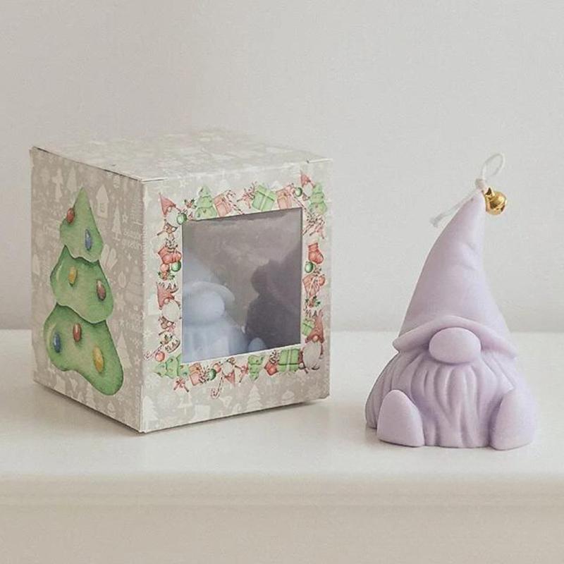 Bougie Décorative Gnome et de couleur violette.