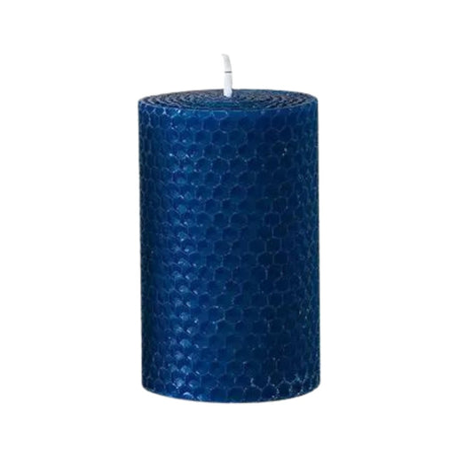 Bougie Décorative Pilier Cire d'Abeille Bleue, sur fond blanc.